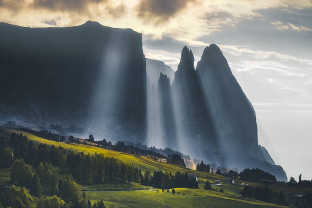 fog fall - misty widok górski z promieniami słońca seiser alm o zachodzie słońca w dolomitach, włochy - mountain mountain peak snow spring zdjęcia i obrazy z banku zdjęć