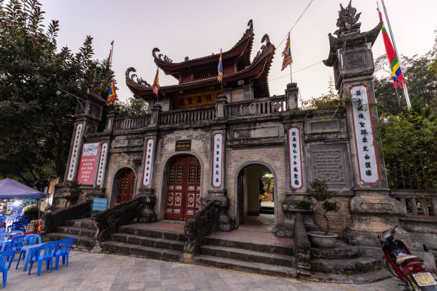 o templo do budismo de bac ha no vietnã - bac ha - fotografias e filmes do acervo