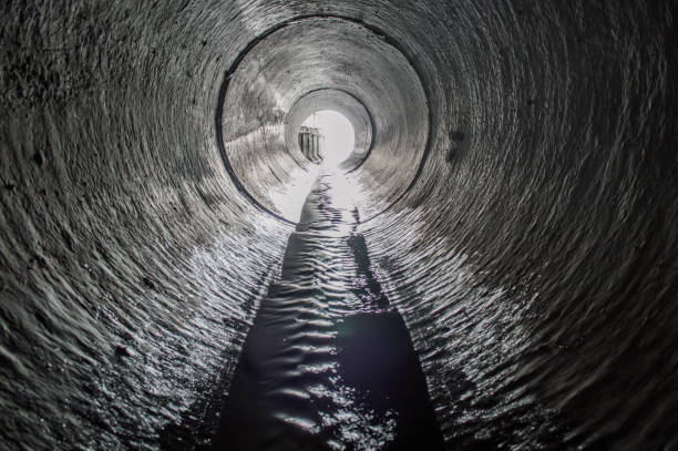 排水下水トンネルパイプからの出口 - concrete wall ストックフォトと画像