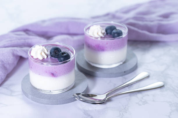 domowy mus jagodowy z bitą śmietaną - cream gelatin dessert berry fruit blueberry zdjęcia i obrazy z banku zdjęć