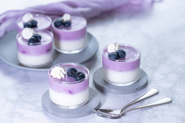 domowy mus jagodowy z bitą śmietaną - cream gelatin dessert berry fruit blueberry zdjęcia i obrazy z banku zdjęć
