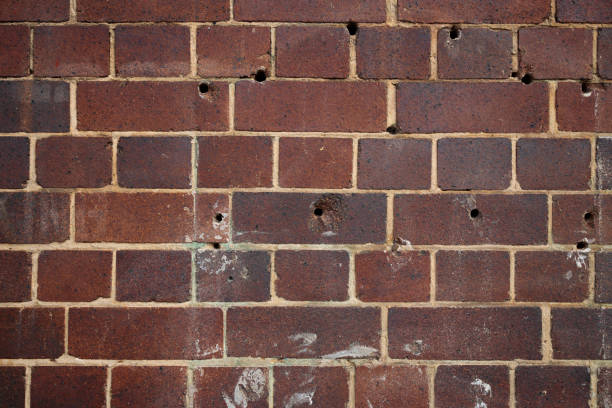 partie d’un mur de briques avec des trous - seamless brick repetition pattern photos et images de collection