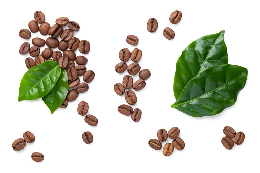 Granos de café con hojas aisladas en blanco photo