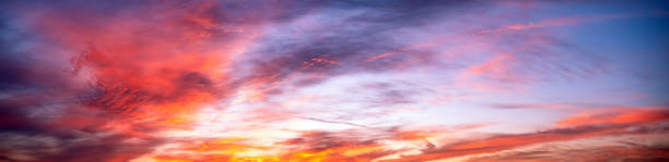 colorido atardecer, cielo al amanecer con nubes. antecedentes de la naturaleza - heaven cloudscape majestic sky fotografías e imágenes de stock