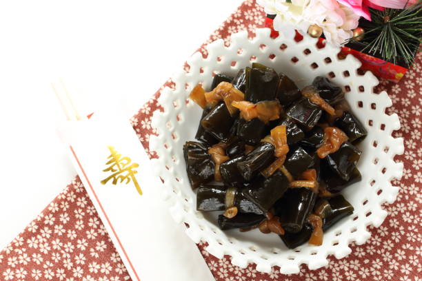 日本料理、新年の食べ物のための煮込み昆布海藻ロール