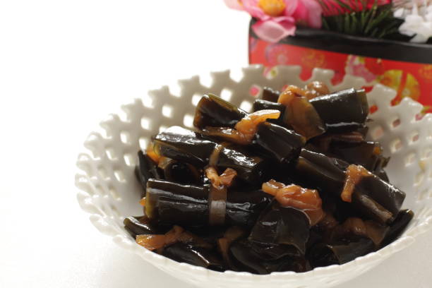 日本料理、新年の食べ物のための煮込み昆布海藻ロール
