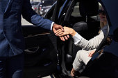 h%C3%B6flichtaxifahrer-helfen-gesch%C3%A4ftsfrau-aus-dem-auto-zu-bekommen.jpg?b=1&s=170x170&k=20&c=otq_h0pvmM5KcHbXoFFmMzwAHQkB_T6ORhLEcAgxZgU=