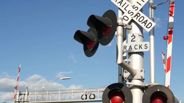 bahnübergangs-warnsignal in den usa. kreuzbock-hinweis und rote ampel an der kreuzung der bahnstraße in kalifornien. sicherheitssymbol für den eisenbahnverkehr. vorsichtszeichen bei gefahren und zuggleis - railroad crossing train railroad track road sign stock-fotos und bilder