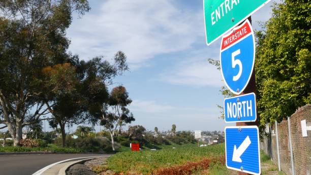 Freeway entrance, information sign on crossraod in USA. Route to Los Angeles, California. Interstate highway 5 signpost as symbol of road trip, transportation and traffic safety rules and regulations. entrada de la autopista, cartel de información en crossraod en ee.uu. ruta a los angeles, california. señal de la autopista interestatal 5 como símbolo de las normas y reglamentos de viaje por carretera, transporte y seguridad del tráfico