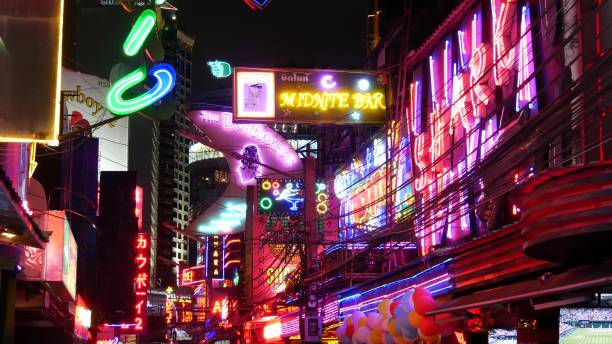 lebendige neonschilder, die auf der soi cowboy straße leuchten. nachleben im erotischen rotlichtviertel. beleuchtete bar und go-go-show-club für erwachsene. nachtleben touristische unterhaltung - gogo bar stock-fotos und bilder