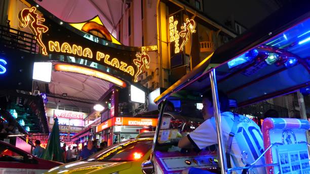 lebhafte neon-schild leuchtet, nana plaza straße. nachleben in erotischen rotlicht-viertel soi. beleuchtete bar und go-go-show-club für erwachsene. nachtleben touristische unterhaltung - gogo bar stock-fotos und bilder