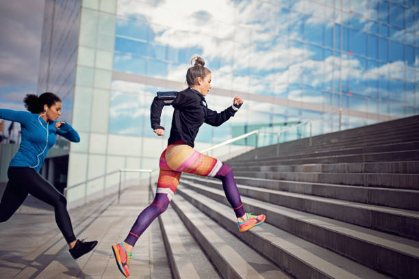 las mujeres corredoras están corriendo en una competición - jumping women running vitality fotografías e imágenes de stock