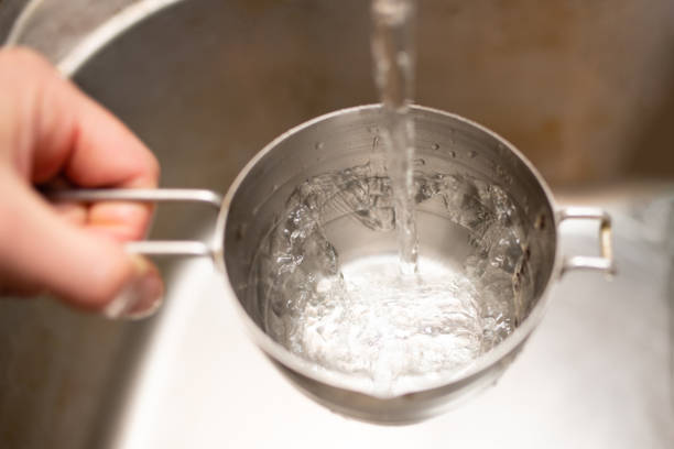 pour water into measuring cup - measuring cup imagens e fotografias de stock