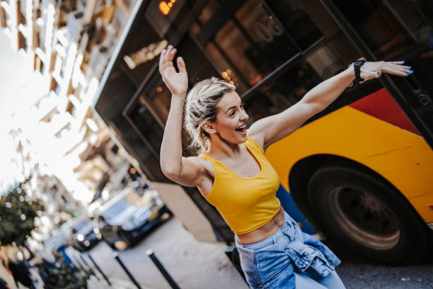 donna che corre a prendere l'autobus - transportation bus mode of transport public transportation foto e immagini stock