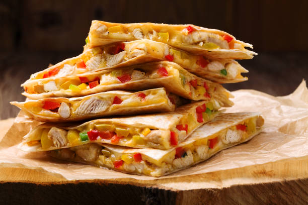 과카몰리 또는 살사 소스를 곁들인 케사딜라. - quesadilla chicken mexican cuisine cheese 뉴스 사진 이미지