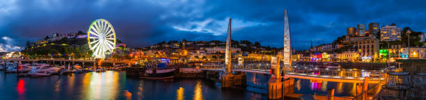 bord de la promenade du port de torquay illuminé au panorama de crépuscule dorset royaume-uni - torquay photos et images de collection