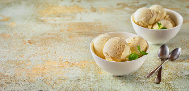 パステルの背景に白いボウルにバニラアイスクリームスクープ - vanilla ice cream ice ice cream organic ストックフォトと画像