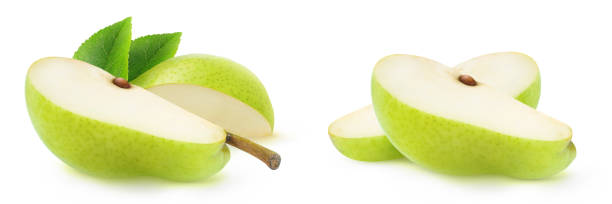 duas fatias de fruta de pera verde isoladas em fundo branco - pêra bartlett - fotografias e filmes do acervo