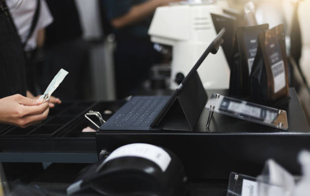 personas trabajando - cash register coin cash box checkout counter fotografías e imágenes de stock