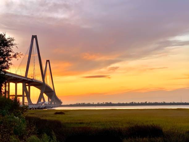 charleston harbor bridge sunset - charleston south carolina south carolina bridge suspension bridge imagens e fotografias de stock