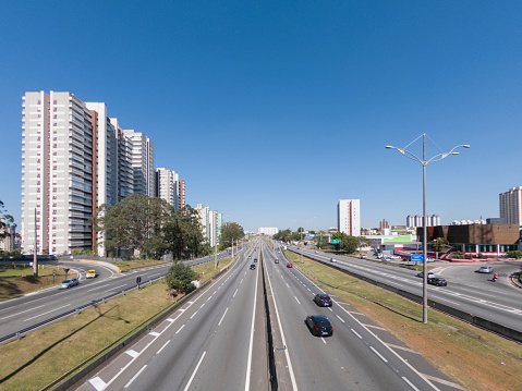 Anchieta Highway (SP-150), which connects the city of São Paulo and the coast, at the height of the interchange to the city of São Bernardo do Campo (Km 19)