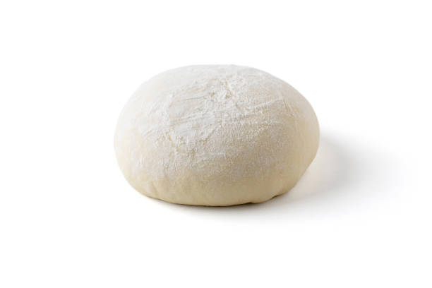 pizza lub ciasto chlebowe proofing i rośnie na białym tle z przycinanie path - dough sphere kneading bread zdjęcia i obrazy z banku zdjęć