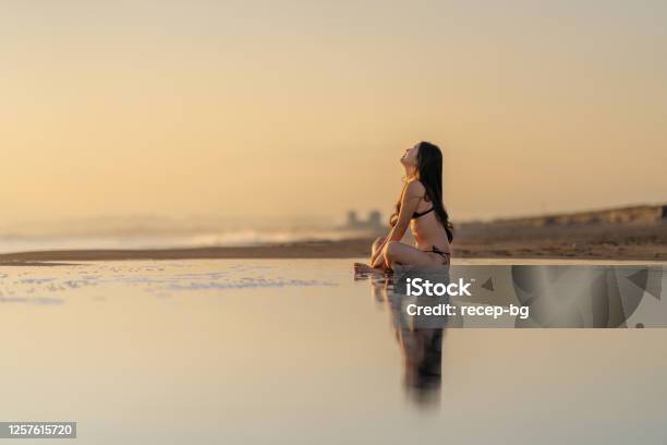 ビーチに座っている若い女性