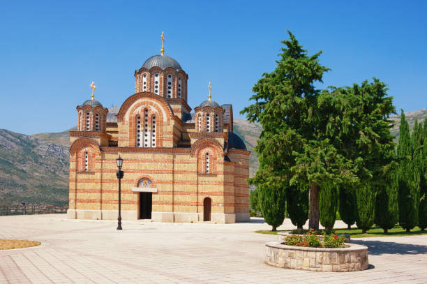 vista del monastero della chiesa di hercegovacka gracanica.  città di trebinje, bosnia erzegovina - trebinje foto e immagini stock