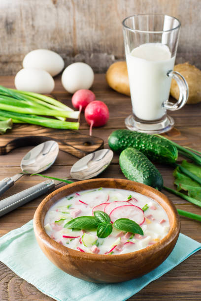 ロシアの国の料理はオキロカです。ケフィアに野菜とハーブを入れた冷たいスープ。素朴なスタイル - soup cold russian culture traditional culture ストックフォトと画像