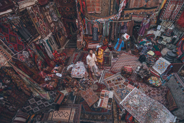 jóvenes turistas disfrutando en la tienda de alfombras tradicional en capadocia, turquía - anticuario anticuado fotografías e imágenes de stock