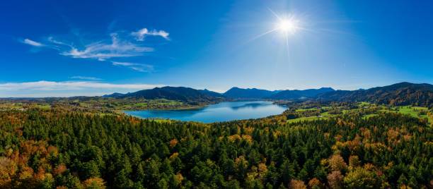 lago tegernsee nelle alpi bavaresi. panorama aereo. autunno. germania. - lake tegernsee foto e immagini stock