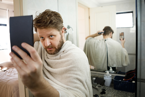 Uomo Che Usa Lo Specchio Per Ottenere Un Taglio Di Capelli Da Solo -  Fotografie stock e altre immagini di Tagliare i capelli - iStock