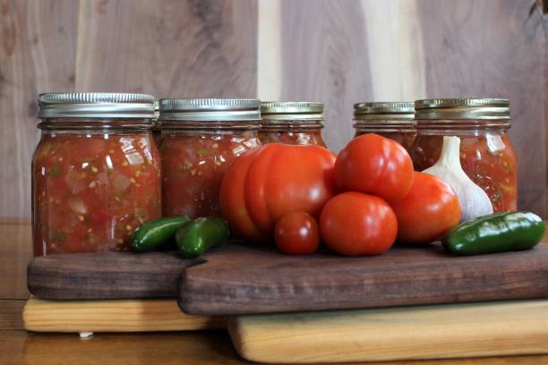 haus konserven salsa aus garten frische tomaten und jalapeno paprika - rustic domestic kitchen canning vegetable stock-fotos und bilder