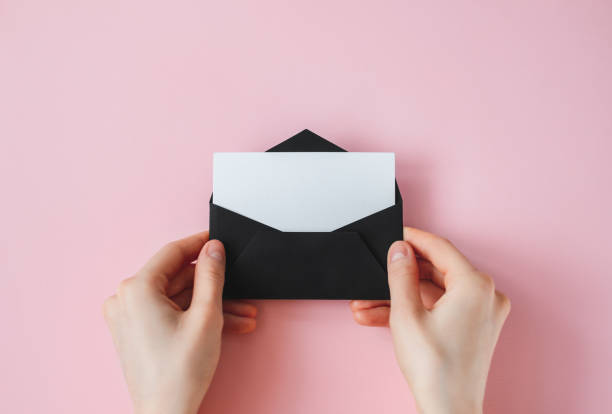 분홍색 배경에 여성의 손에 흰색 빈 종이검은 봉투 - greeting card envelope letter pink 뉴스 사진 이미지