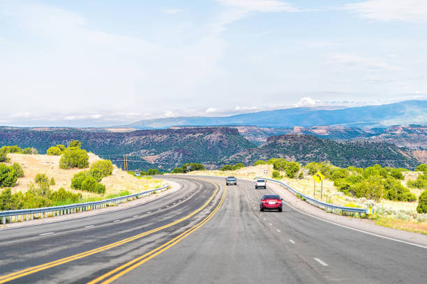 contea di santa fe, deserto del nuovo messico con auto sull'autostrada stradale per los alamos che guidano sulla strada 502 ovest - alamos foto e immagini stock