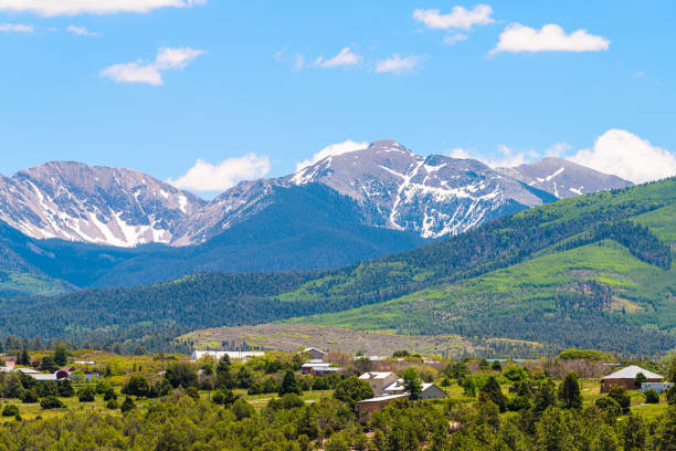 paisagem alta ângulo acima da vista da paisagem durante o verão de high road para taos de montanhas e vila chamada truchas no novo méxico, eua - carson nevada city valley - fotografias e filmes do acervo