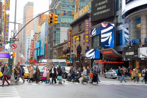 scena uliczna z pieszymi w midtown manhattan, nowy jork - manhattan new york city urban scene midtown manhattan zdjęcia i obrazy z banku zdjęć