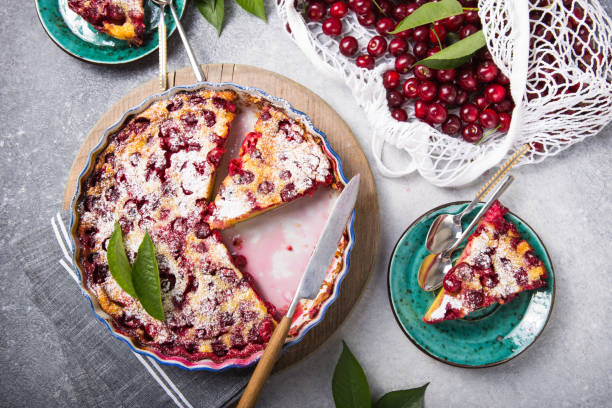 kirschclafouti - traditionelle französische süße frucht dessert - clafoutis stock-fotos und bilder