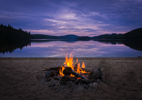 Fuego de campamento en llamas en la playa en mi viaje de campamento en kayak photo
