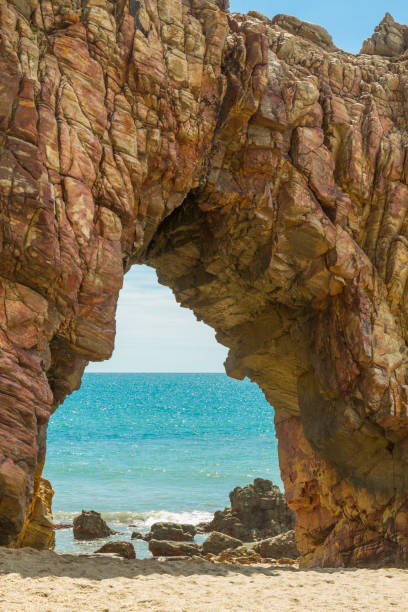 pedra furada, a famous rock arch in jericoacoara jeriquaquara, ceará state, brazil - oasis of the seas imagens e fotografias de stock