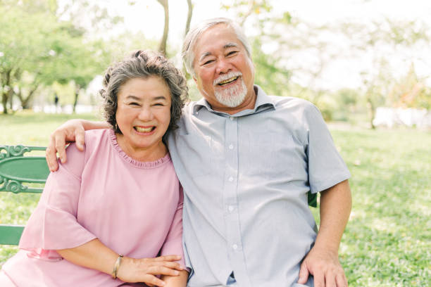 楽しい時間を過ごして幸せなアジアのシニアカップル - husband wife couple senior adult ストックフォトと画像