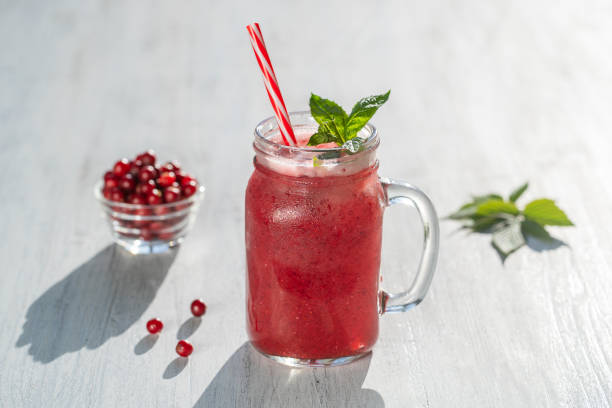 흰색 테이블에 유리 머그잔에 신선한 유기농 레드 스무디를 닫습니다. 상쾌한 여름 과일 음료. 건강한 식습관의 개념. 크랜베리와 라즈베리 스무디 - healthy lifestyle cranberry healthy eating milk shake 뉴스 사진 이미지
