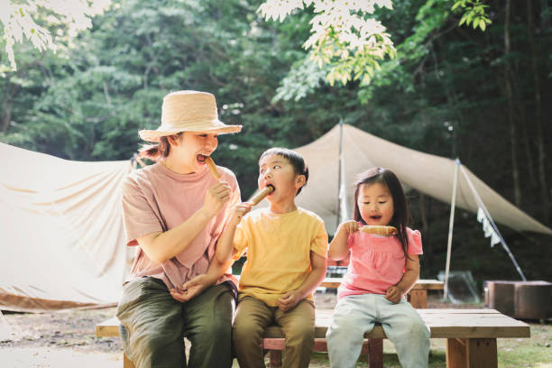 山で朝食を食べる家族 - 家族 日本人 ストックフォトと画像