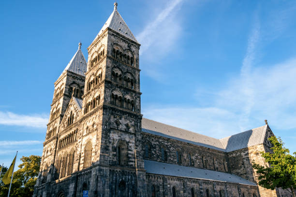 kathedrale im zentrum von lund in südschweden, skane - romanesque stock-fotos und bilder