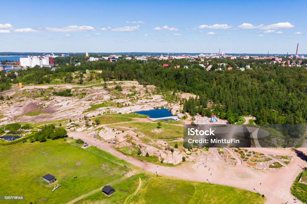 Flygsommarvy över Katariina Seaside Park, Kotka, Finland - Royaltyfri Blå Bildbanksbilder