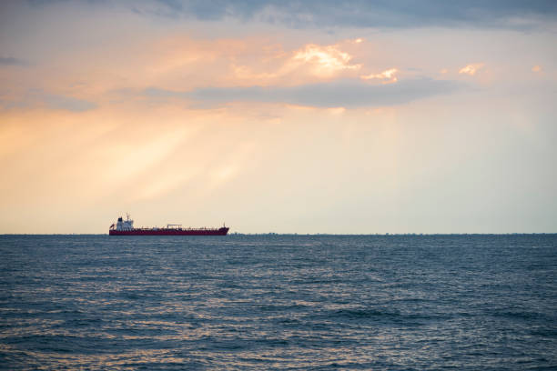 öltankerschiff auf dem meer - oil tanker tanker oil sea stock-fotos und bilder