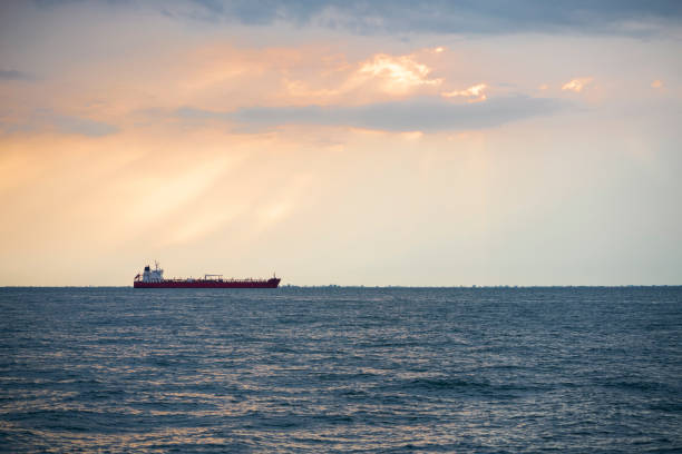 海上の石油タンカー船 - oil tanker 写真 ストックフォトと画像