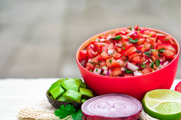 salade de tomates mélangée à l’oignon rouge nourriture mexicaine maison style authentique faite à partir d’ingrédient frais biologique sain pour l’apéritif végétalien - quesadilla chicken mexican cuisine cheese photos et images de collection