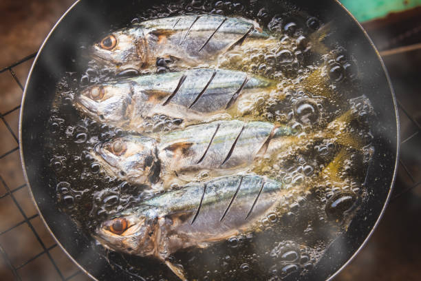 cocción de pescados de caballa. - prepared fish cooked dinner mackerel fotografías e imágenes de stock