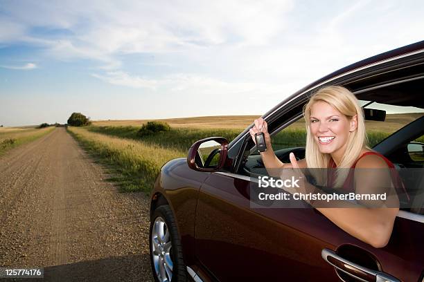 Jovem Mulher Com Uma Chave Do Seu Carro Novo - Fotografias de stock e mais imagens de 20-24 Anos - 20-24 Anos, 25-29 Anos, Adulto
